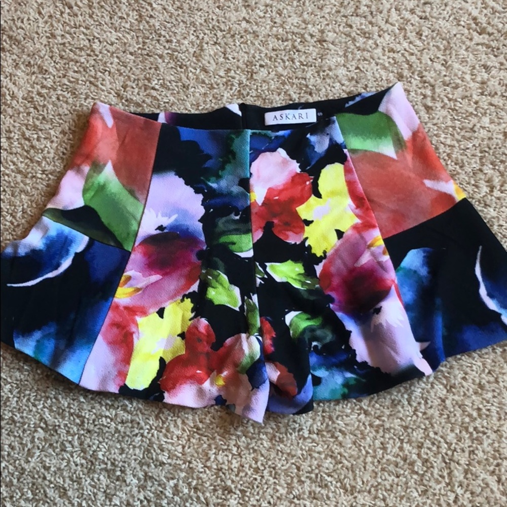 ASKARI Floral Print Shorts Size Small